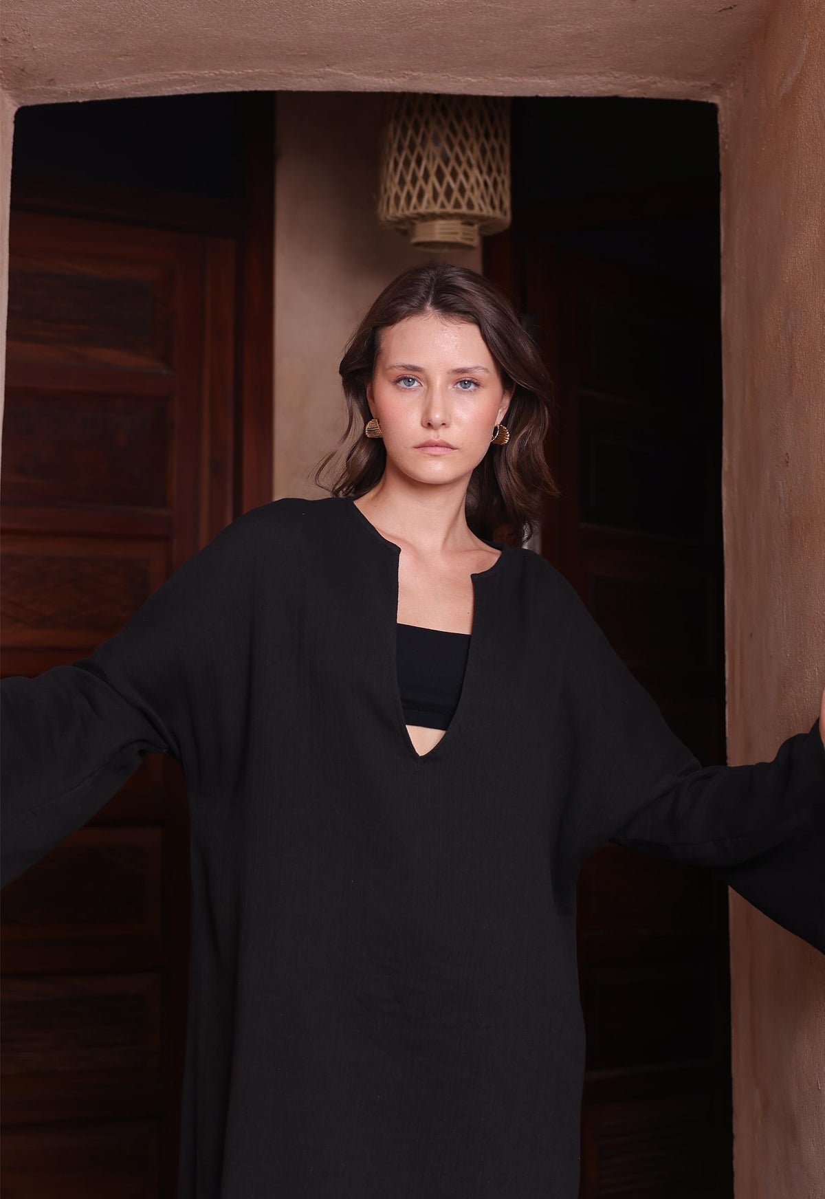 The Kiaan Kaftan by Thr3letter, a versatile black style made with seersucker and organic cotton.